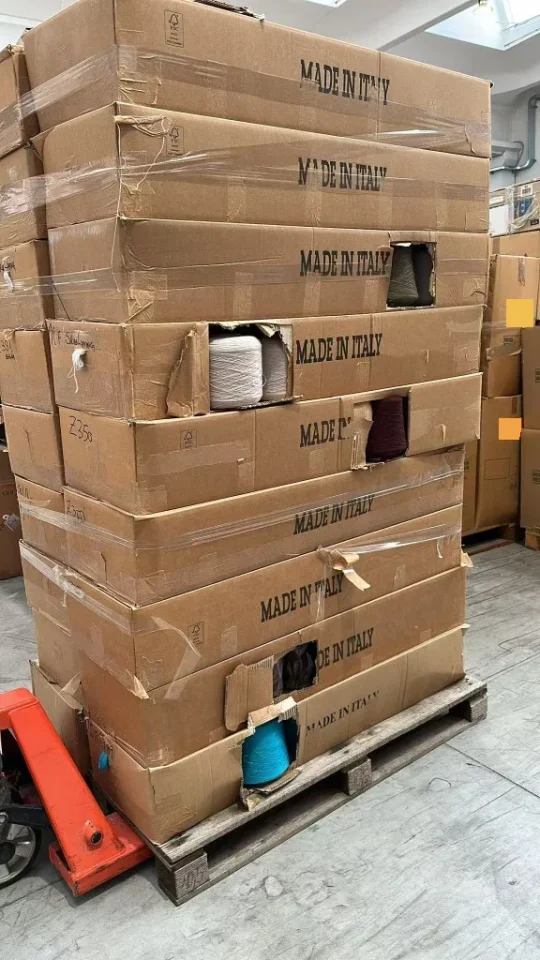 Паллета с коробками стоковой бобинной пряжи Made in Italy на складе в Березовском